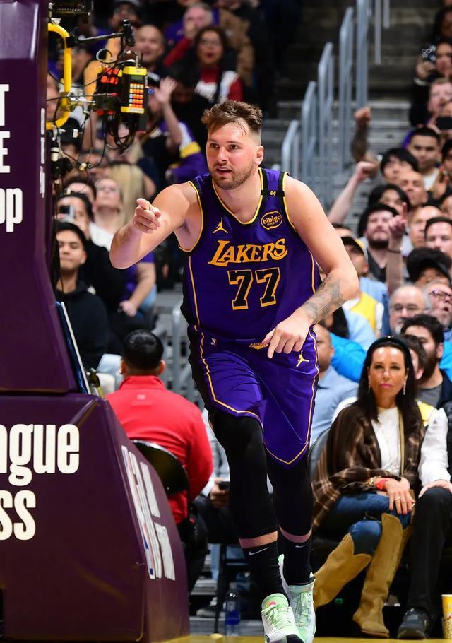 湖人完胜独行侠，伦纳德关键制胜