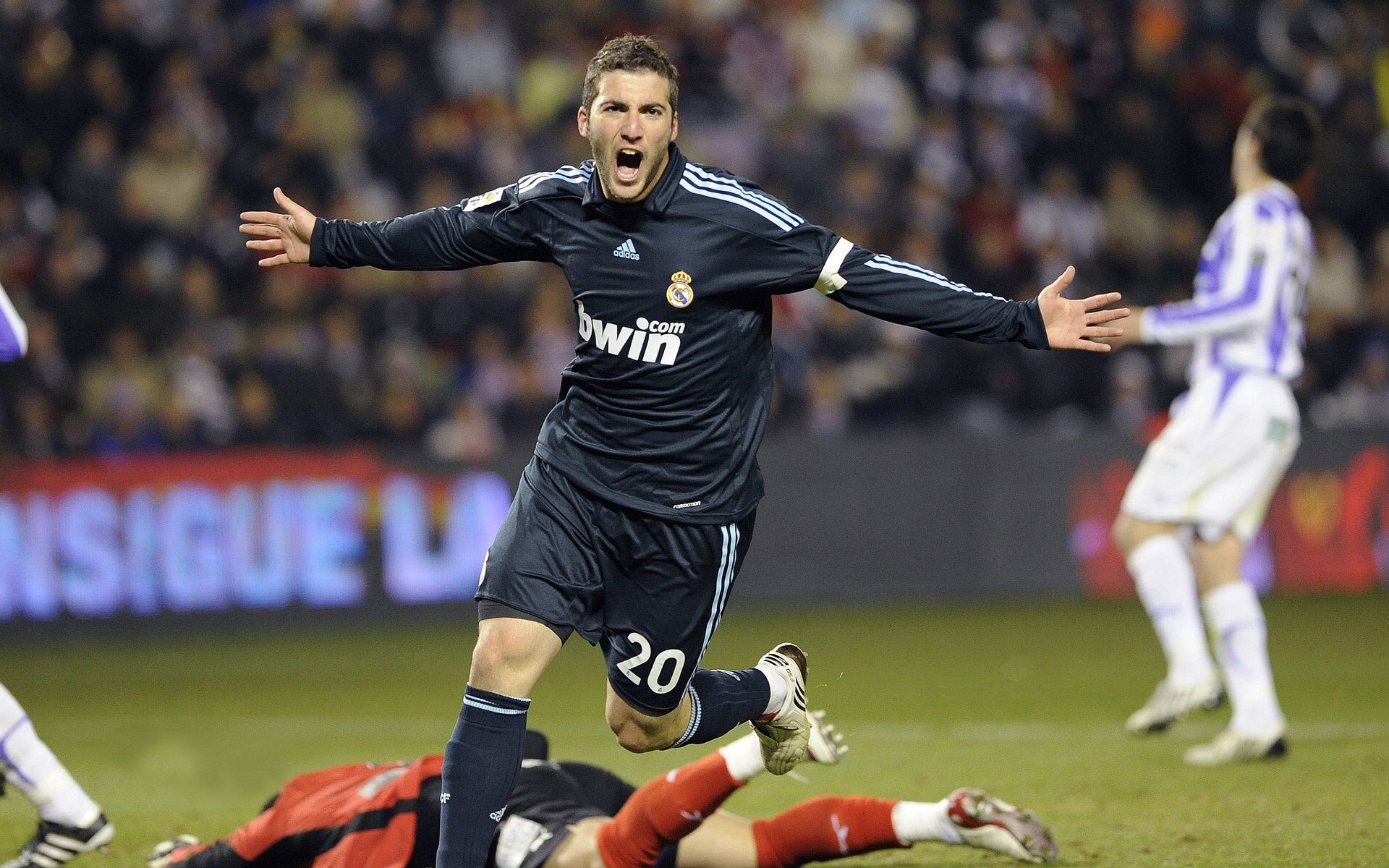 马刺完胜尼克斯，班凯罗成为关键先生