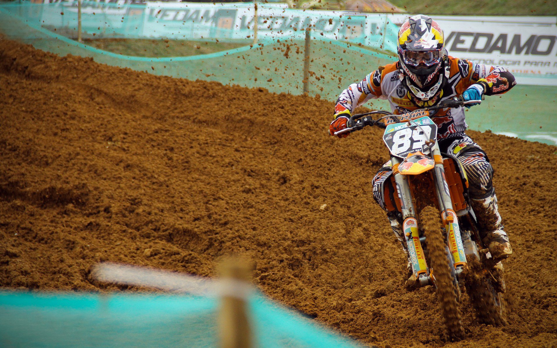 布克的F1之夜，当聚光灯成为他血脉里的汽油